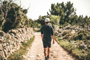 Από τα “10.000 βήματα” στο “Japanese Walking”: Πώς ένας αριθμός έγινε κανόνας, το νέο viral trend και τι ισχύει πραγματικά!